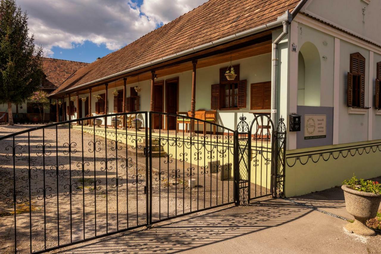Noresa Etterem Es Panzio Szalka Exterior photo